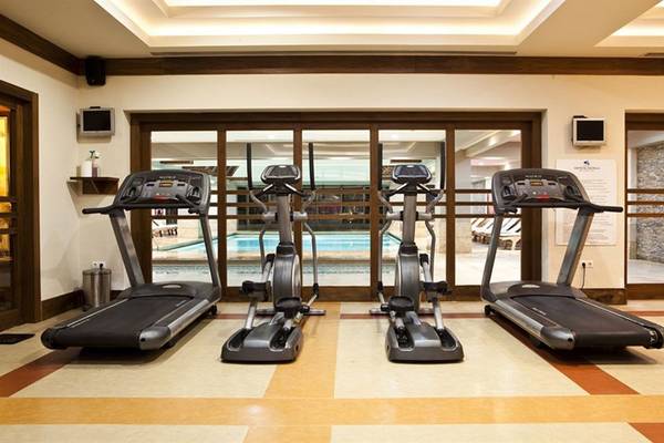 Fitnessraum im Crystal Family Resort & Spa mit drei Laufbändern und einem Rudergerät.