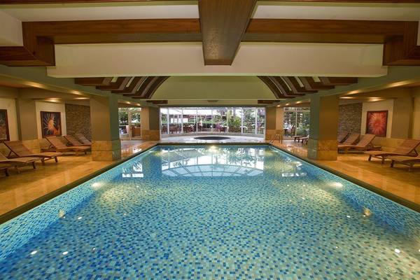 Pool im Crystal Family Resort & Spa mit Sonnenliegen und Panoramafenstern