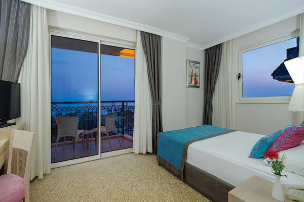 Zimmer im Crystal Family Resort & Spa mit Balkon und Meerblick