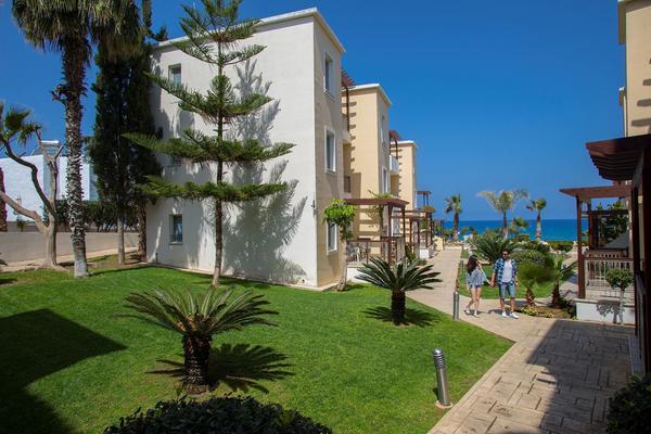 Außenbereich des Louis Althea Beach Hotels mit einem Paar im Vordergrund