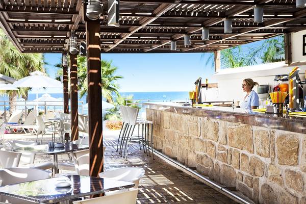 Bar im Freien des Louis Althea Beach Hotels mit Blick auf das Meer