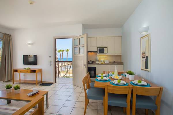 Innenraum des Louis Althea Beach Hotels mit Blick auf das Meer vom Esszimmer aus.