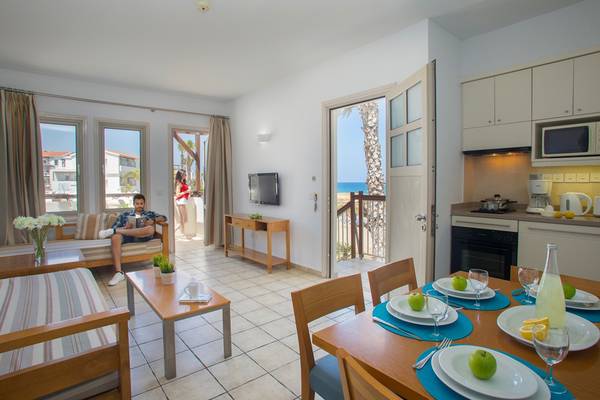Wohnbereich des Louis Althea Beach Hotels mit Blick auf den Balkon und das Meer.
