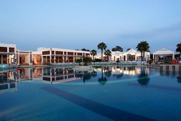 Außenpool des Mövenpick Resort Sharm el Sheikh bei Nacht