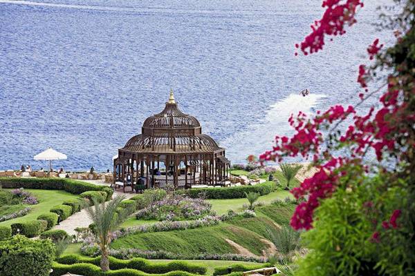 Luftaufnahme des Mövenpick Resorts Sharm el Sheikh mit Pavillon im Garten