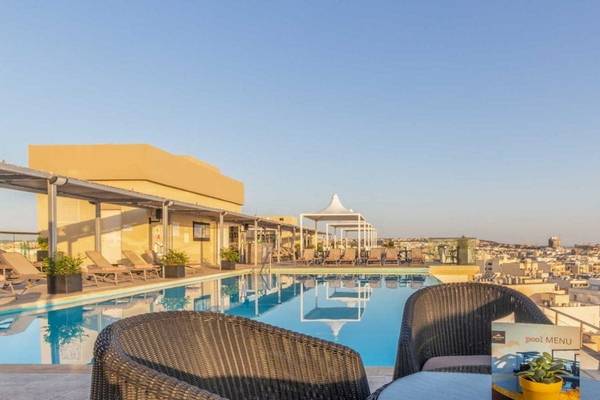 Dachterrasse mit Pool und Blick auf die Stadt vom AX The Palace Hotel.