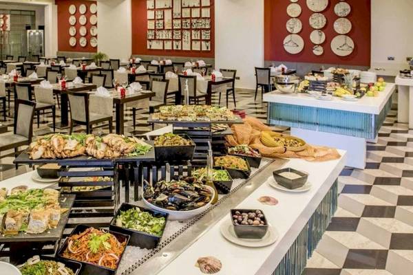 Buffet im AX The Palace Hotel mit verschiedenen Speisen auf einer langen Theke.