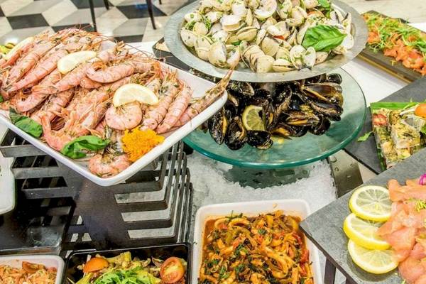 Buffet im AX The Palace Hotel mit verschiedenen Meeresfrüchten und Gerichten.