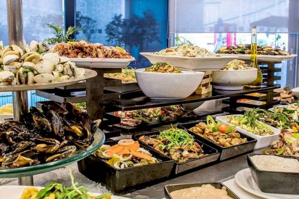 Buffettisch im AX The Palace Hotel mit verschiedenen Gerichten wie Muscheln, Meeresfrüchten und Salaten.