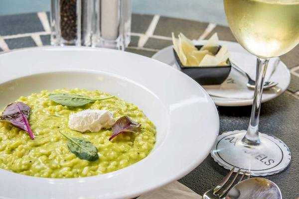 Grünes Risotto im weißen Weinglas im AX The Palace Hotel