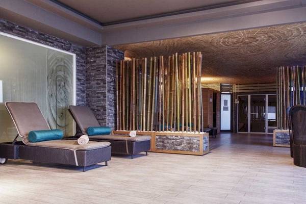 Loungebereich im AX The Palace Hotel mit Bambuswänden und modernen Möbeln.
