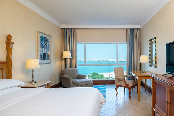 Innenansicht eines Zimmers im Sheraton Jumeirah Beach Resort mit Blick auf das Meer.