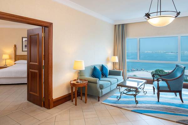 Wohnzimmer der Suite im Sheraton Jumeirah Beach Resort mit Blick auf den Strand.