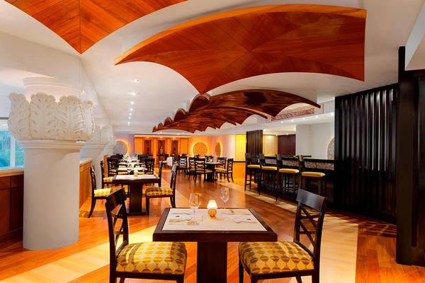 Innenbereich des Sheraton Jumeirah Beach Resorts mit eleganten Holzböden und modernen Möbeln.