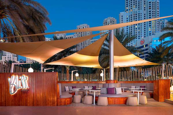 Außenbereich des Bliss Lounge im Sheraton Jumeirah Beach Resort mit Beleuchtung und Sitzbereichen