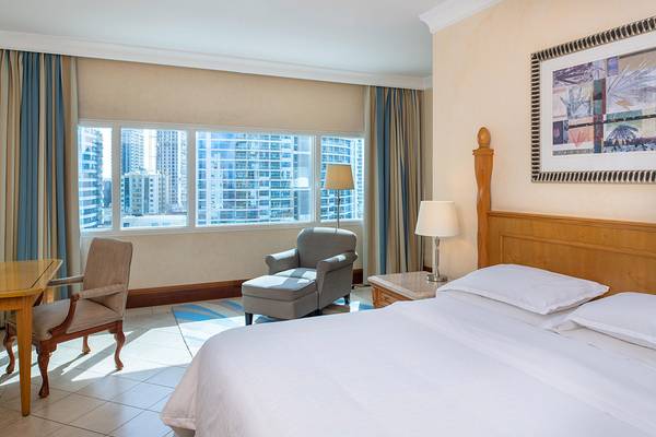 Das Schlafzimmer im Sheraton Jumeirah Beach Resort mit Blick auf die Stadt