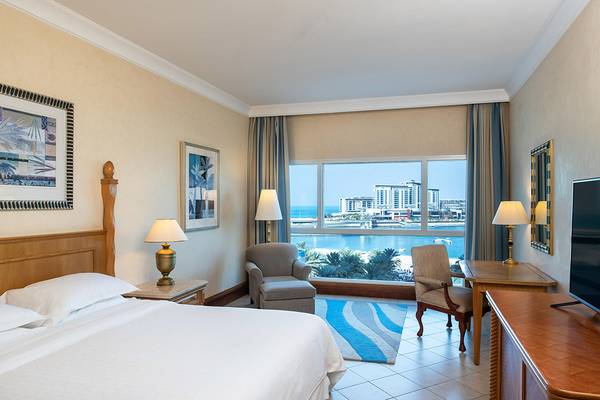 Innenansicht eines Schlafzimmers im Sheraton Jumeirah Beach Resort mit Meerblick