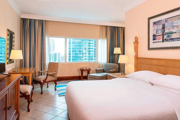 Hotelzimmer im Sheraton Jumeirah Beach Resort mit Blick auf die Stadt