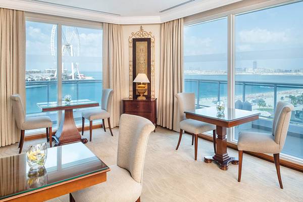 Innenansicht einer Suite im Sheraton Jumeirah Beach Resort mit Blick auf die Stadt und das Meer.