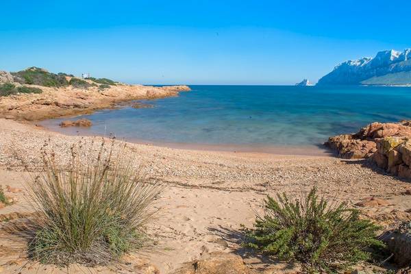 Hotel Ollastu Resort Strand mit blauem Meer und Felsen