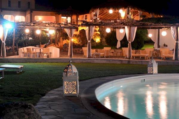 Hotel Ollastu Resort Terrasse bei Nachtansicht mit Beleuchtung und Pool