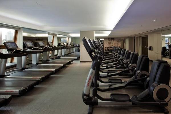 Fitnessstudio im Westin New York am Times Square mit mehreren Laufbändern und Stepper