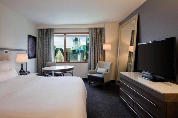 Hotelzimmer im The Westin New York at Times Square mit Bett, Fernseher und Stadtblick