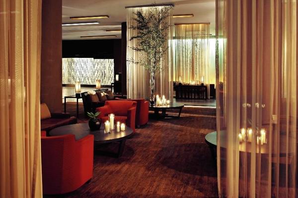 Lobby des Westin New York mit roten Stühlen, Tischen und Kerzen
