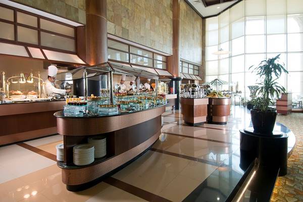 Buffettisch im Al Raha Beach Hotel mit verschiedenen Gerichten und Köchen.