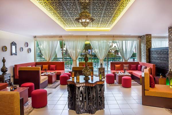 Loungebereich des Al Raha Beach Hotels mit modernen Möbeln und orientalischen Dekorationen.