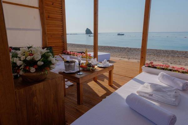 Strandbehandlungsraum im Rixos Premium Tekirova mit Blick auf das Meer und eine Insel.