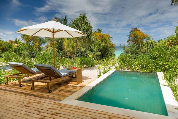 Außenpool mit Sonnenliegen und Sonnenschirm am Kudafushi Resort & Spa