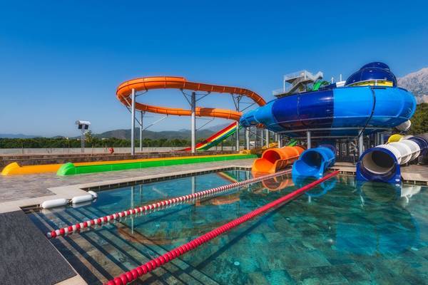 Wasserrutschen im Hotel Rixos Premium Tekirova mit bunten Rutschen und einem Pool.