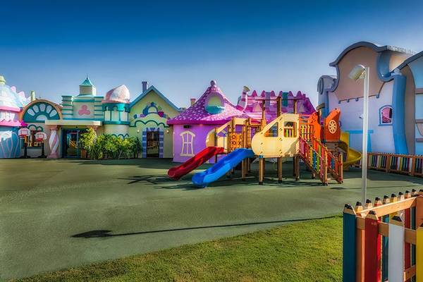 Farbig gestalteter Kinderspielplatz des Rixos Premium Tekirova Hotels