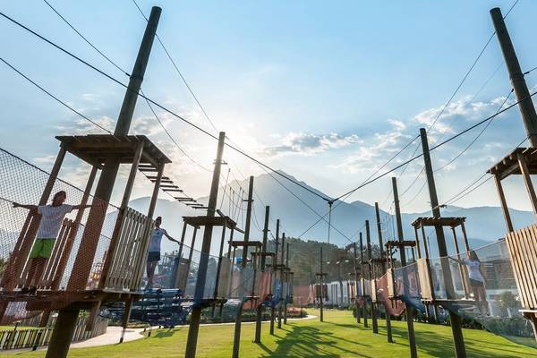 Kinder Abenteuer Park im Rixos Premium Tekirova mit Kletternetzen und Bäumen