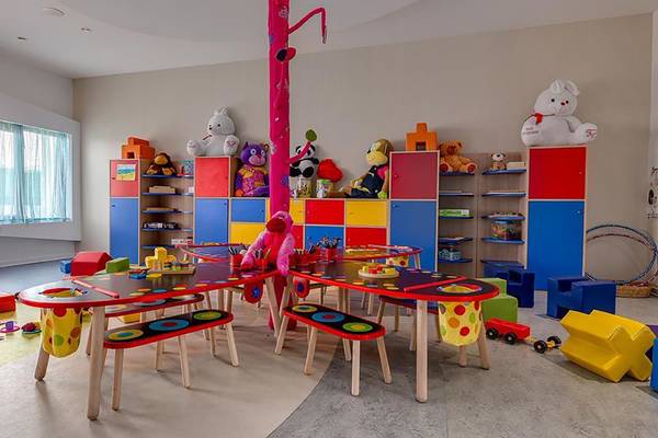 Kinderzimmer im Rixos Premium Tekirova mit bunten Möbeln und Spielzeug.