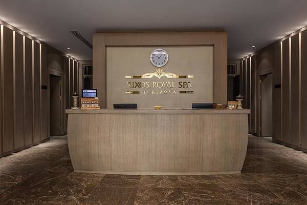 Rezeption des Rixos Royal Spa im Rixos Premium Tekirova Hotel mit Marmorboden und Empfangstisch.