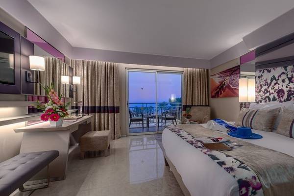 Innenansicht eines Zimmers im Rixos Premium Tekirova Hotel mit Blick auf eine Terrasse und Meer