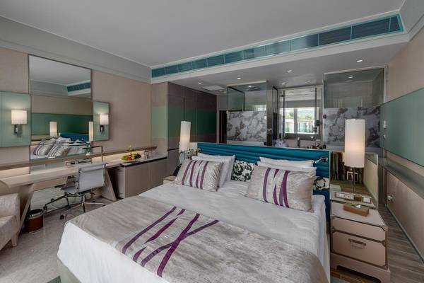 Schlafzimmer im Rixos Premium Tekirova Hotel mit großem Bett und Schreibtisch