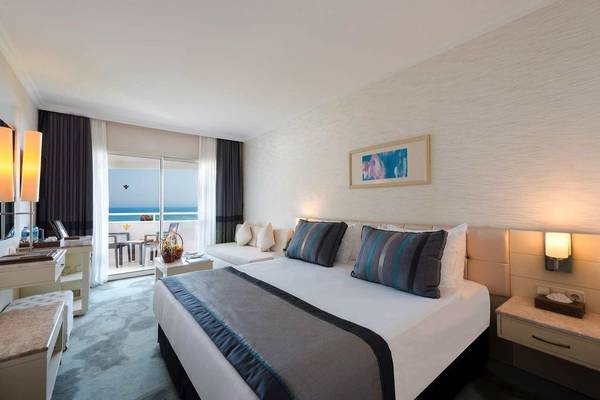 Innenansicht eines Zimmers im Rixos Premium Tekirova Hotel mit Blick auf das Meer.