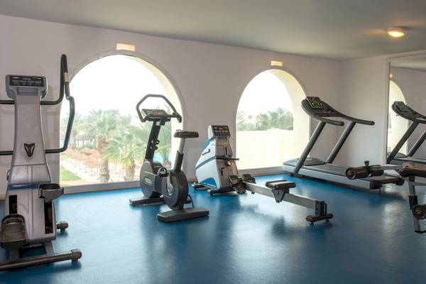 Fitnessstudio im Iberostar Mehari Djerba Hotel mit Blick auf Außenanlagen