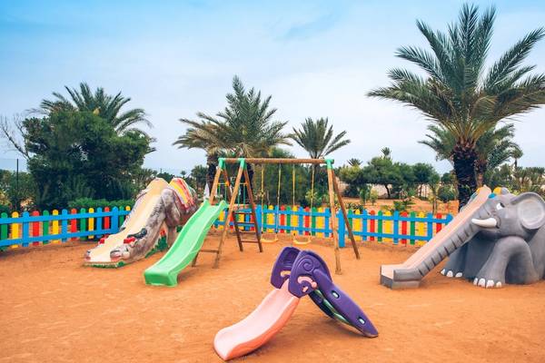 Kinderspielplatz im Iberostar Mehari Djerba Hotel mit bunten Spielgeräten und einem Elefantenrutsche.