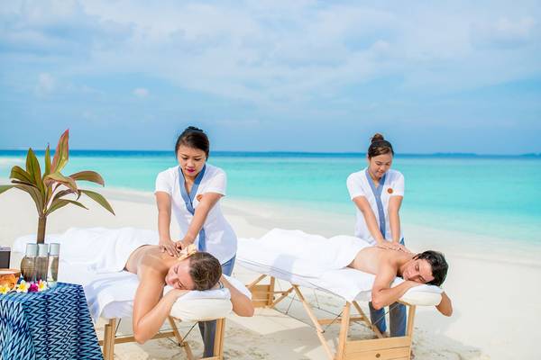 Massage am Strand im Kudafushi Resort & Spa