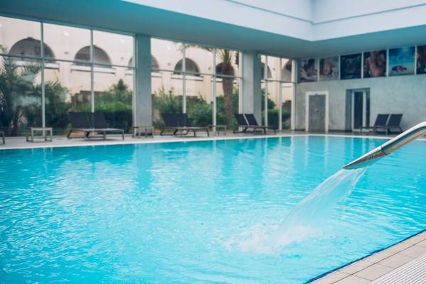 Schwimmbad im Iberostar Mehari Djerba Hotel mit Wasserfall und Loungebereich