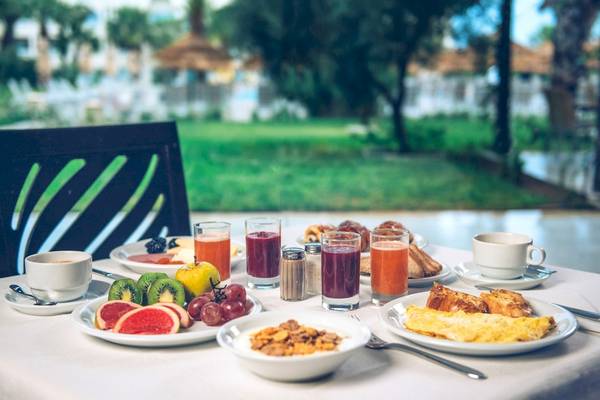 Frühstücksbuffet im Iberostar Mehari Djerba mit verschiedenen Gerichten und Getränken.