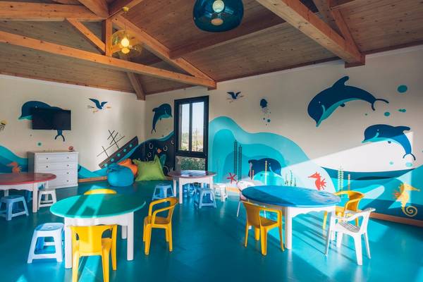 Innenansicht des Kinderzimmers im Iberostar Mehari Djerba mit maritimem Unterwasser-Design.