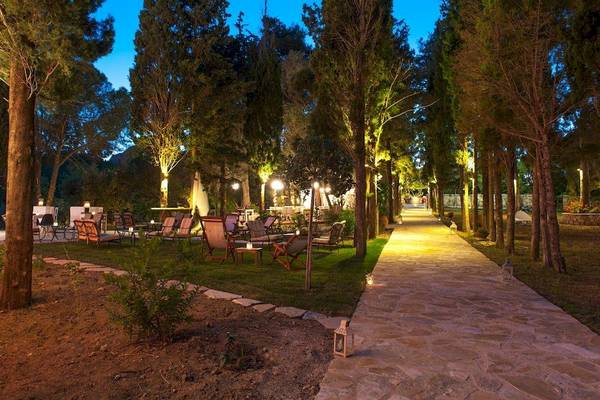 Abendgarten mit Beleuchtung im Belvedere Luxury Suites Hotel