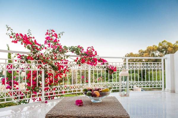 Terrasse mit einer Obstschale, Blumen und einer Laterne auf Belvedere Luxury Suites.