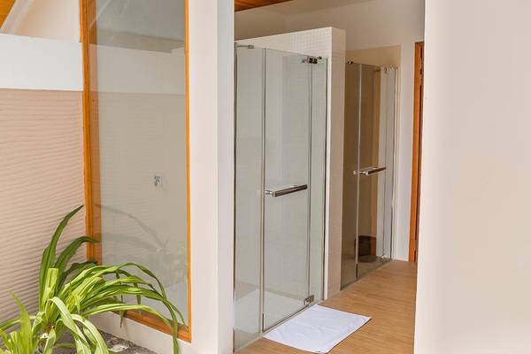 Ein Badezimmer mit zwei Duschen im Kudafushi Resort & Spa.