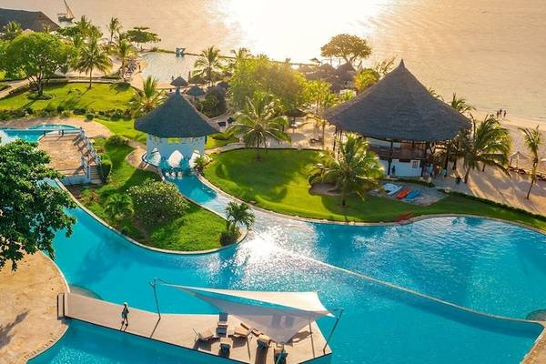 Luftaufnahme des Royal Zanzibar Beach Resorts mit Swimmingpool, Strand und Gebäuden